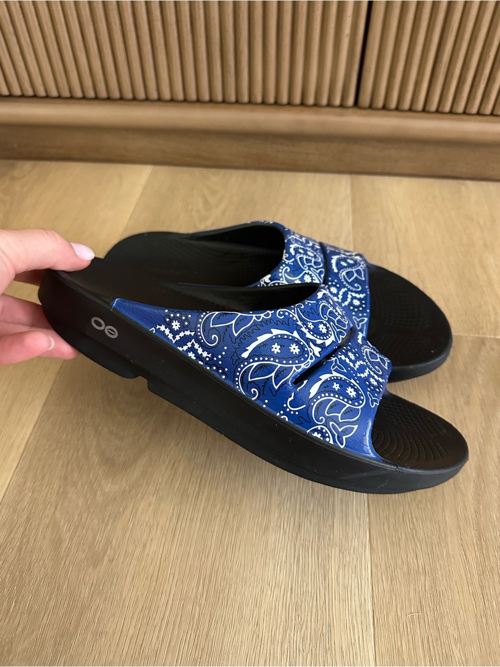Oofos Ooahh Limited Edition Slide Sandals Blue Bandana PRISTINE size 11 - Picture 4 of 6